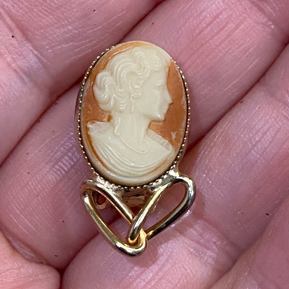 Vintage Baroque cameo Victorian Style Gold Tone Earrings - Picture 5 of 14